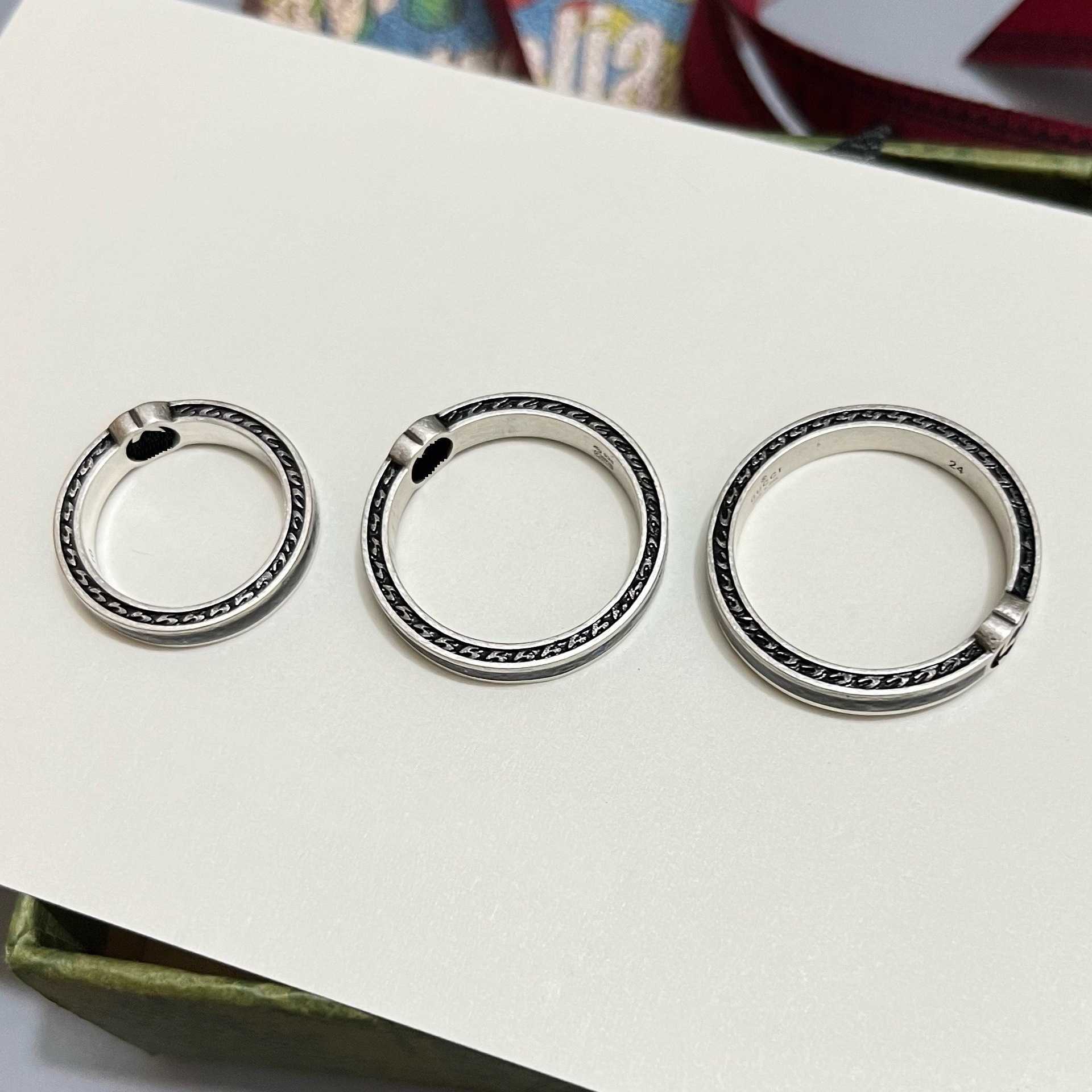 Kolekcja mody 2023 Nowa luksusowa wysokiej jakości biżuteria modowa do czarnego szkliwa blokujące podwójne wąskie dekoracyjne pierścień wzoru grzbietu
