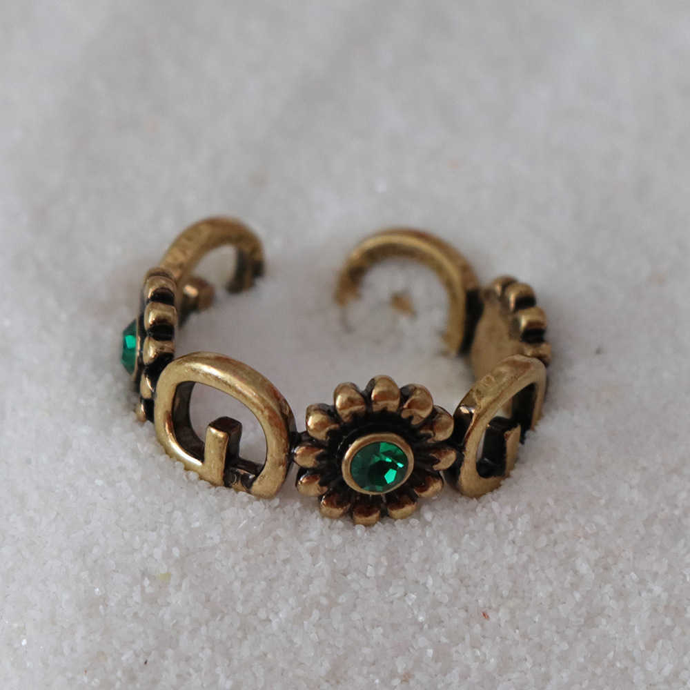 Factory grossist 2023 Nya lyxiga högkvalitativa modesmycken för medeltida vintage Ancient Family Emerald med guldljus lyxig öppen ring