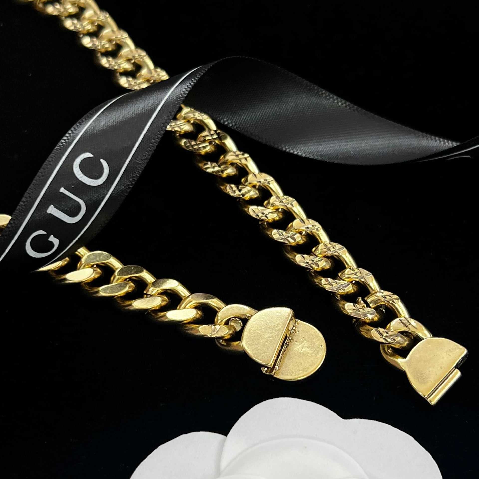 High quality luxury jewelry family's high-quality Korean necklace designed by female collarbone chain is simple and versatile