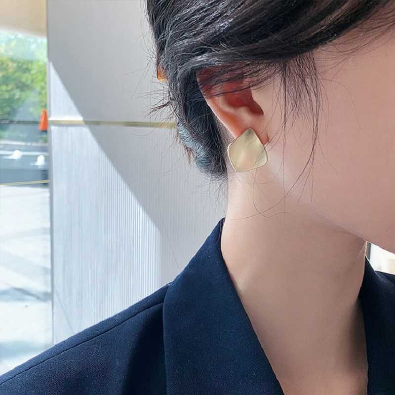 Charme SUGO 2022 Mode d'été Design simple Couleur Or Style en métal Boucles d'oreilles pour femmes élégantes Dîner Bijoux Accessoires G230307