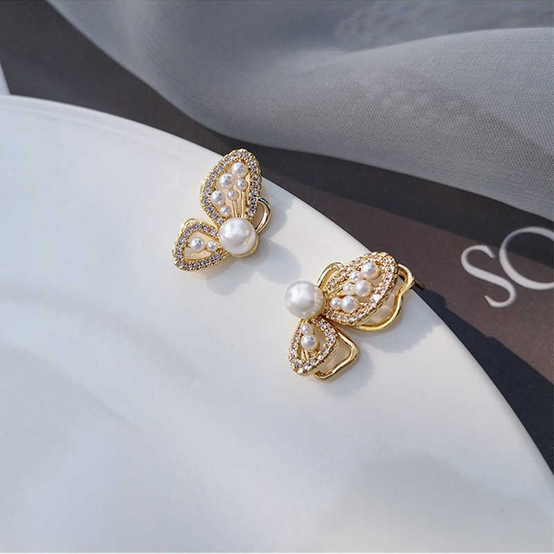 Charme Nouvelle mode de luxe gauche et droite papillon perle coréenne dames boucles d'oreilles boucles d'oreilles dorées dames 2021 bijoux de mode G230307