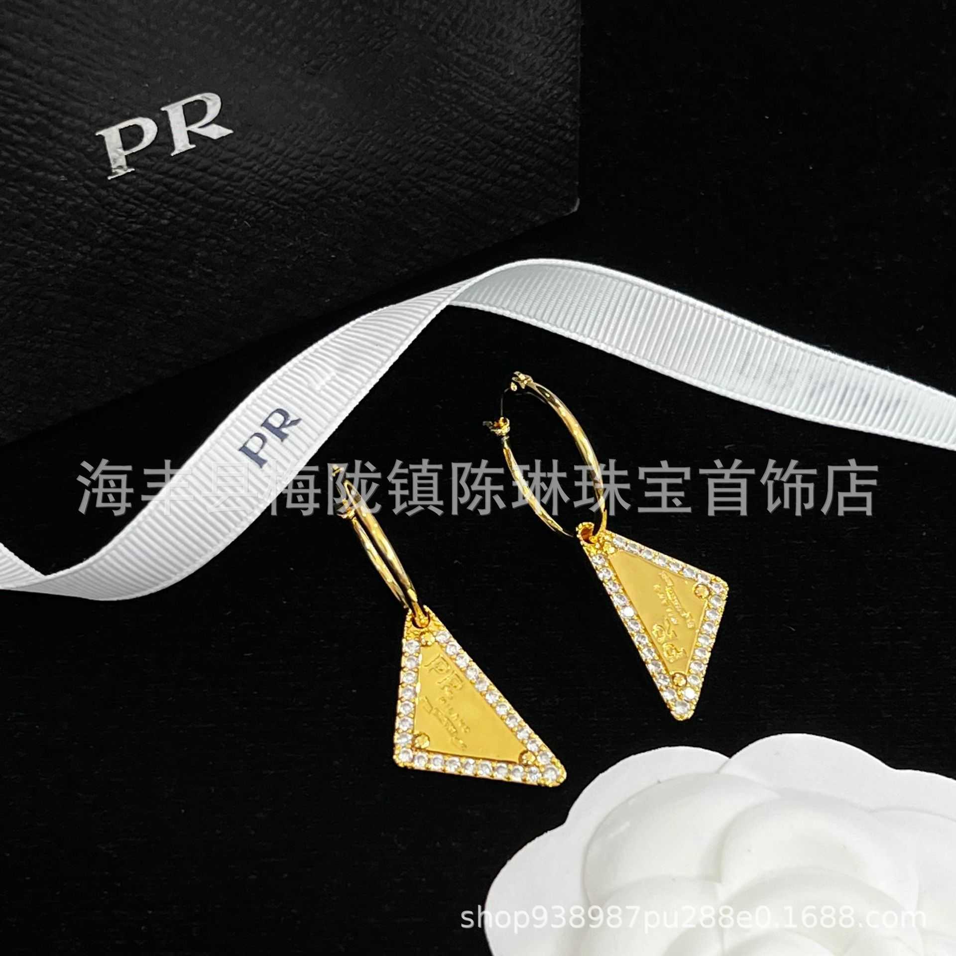 Bijoux de luxe de haute qualité inversés boucles d'oreilles simples lettres de chaîne de clavicule incrustées de maille de diamant rouge même style femme