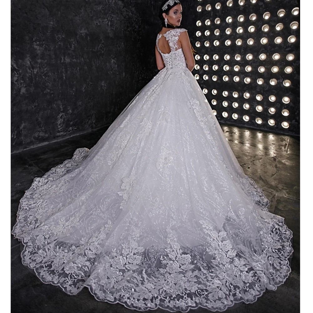 2023 New Arrival A Line Wedding Dresses Sheer Scoop Neck Cap Sleeves Tulle Lace Appliques Sweep Train Plus Size Bridal Gowns