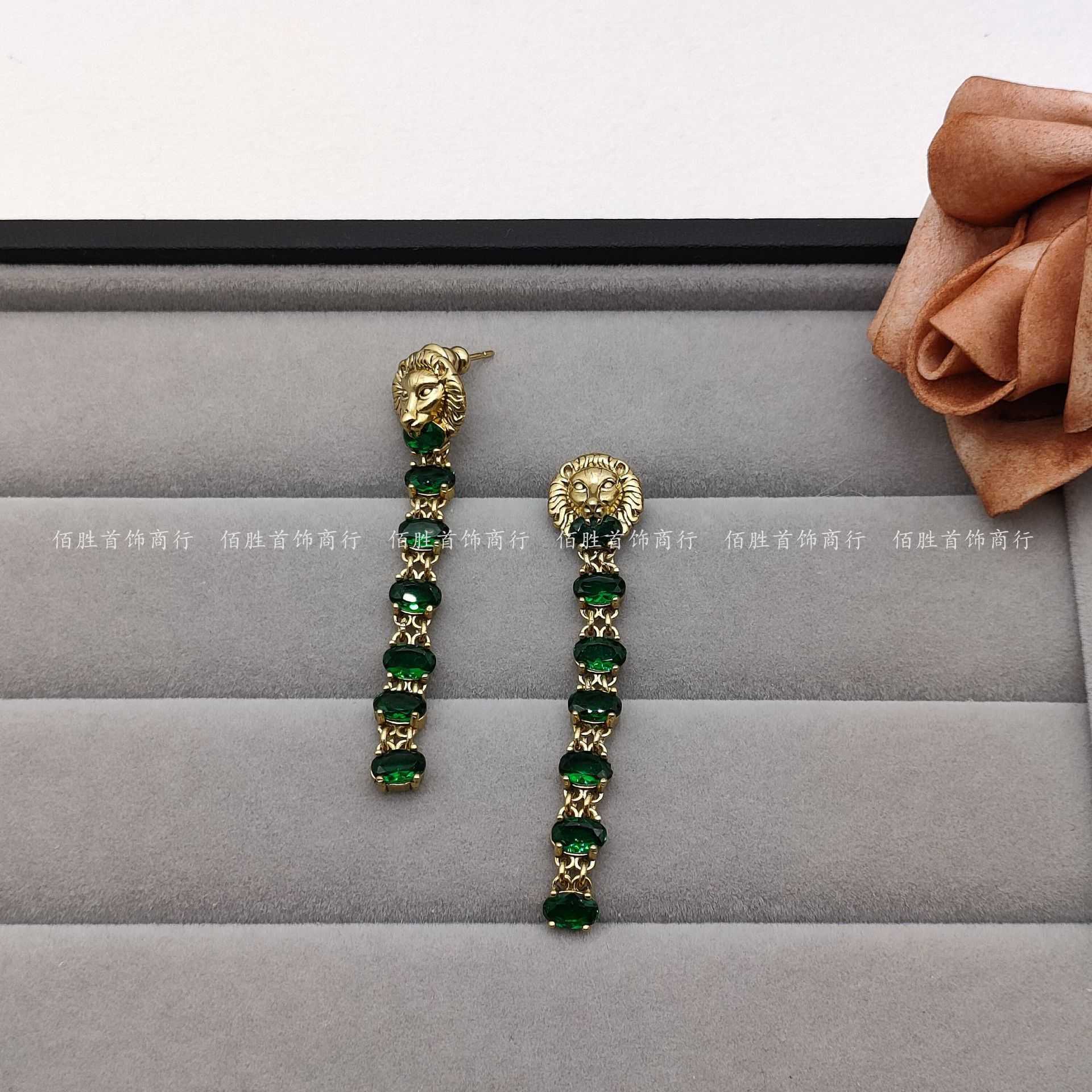 20% OFF 2023 Nouveaux bijoux de mode de haute qualité de luxe pour la nouvelle tête de lion couleur verte perle Boucles d'oreilles anciennes classiques Daisy double gland oreilles