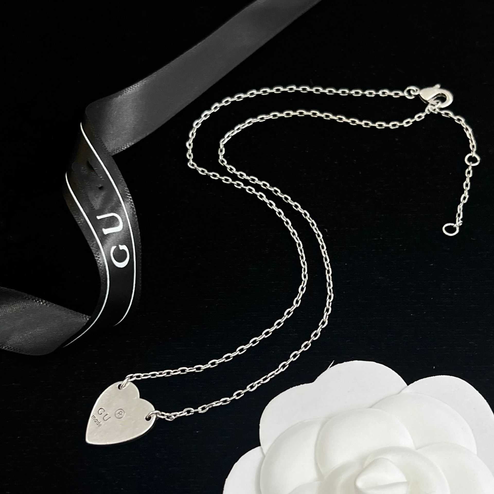 Modekollektion 2023 Neuer luxuriöser, hochwertiger Modeschmuck für neue geschnitzte Herz-Halskette, verstellbares Armband, hochwertige Ohrstecker für Herren und Damen