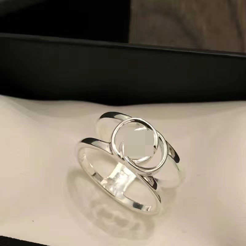 20% zniżki na wszystkie pozycje 2023 Nowa luksusowa wysokiej jakości biżuteria modowa dla srebrnego srebrnego pustego pustego mężczyzn i damskiego pierścienia 10 mm Prezent