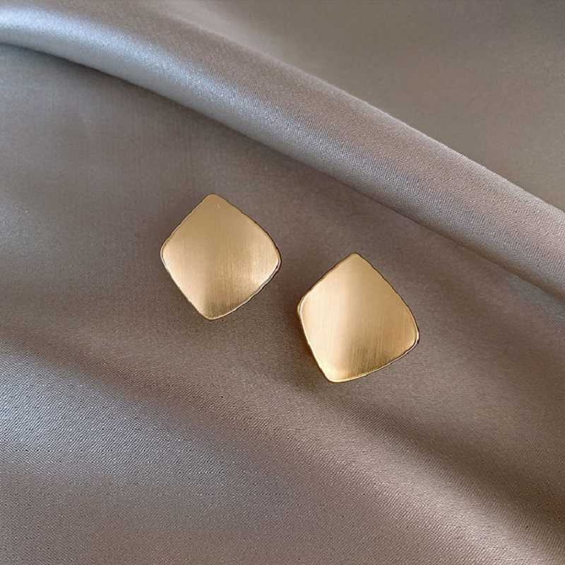Charme SUGO 2022 Mode d'été Design simple Couleur Or Style en métal Boucles d'oreilles pour femmes élégantes Dîner Bijoux Accessoires G230307