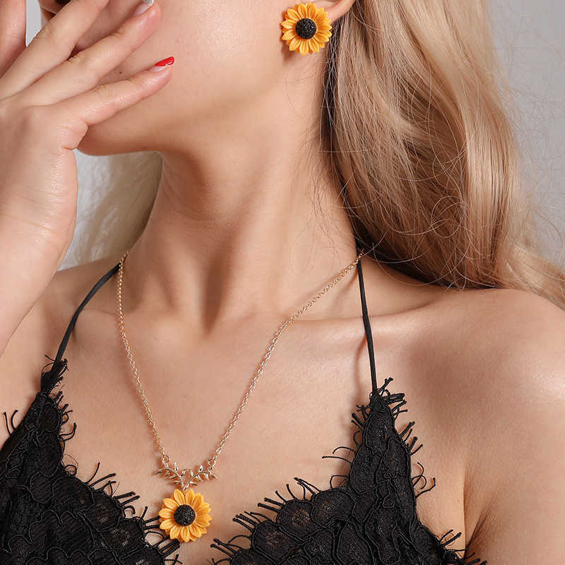 Oryginalne naszyjniki słonecznika Kobiety biżuteria mody urocza żółta żywica kwiat wisiorek metalowy choker łańcuch ślubny Prezent L2404