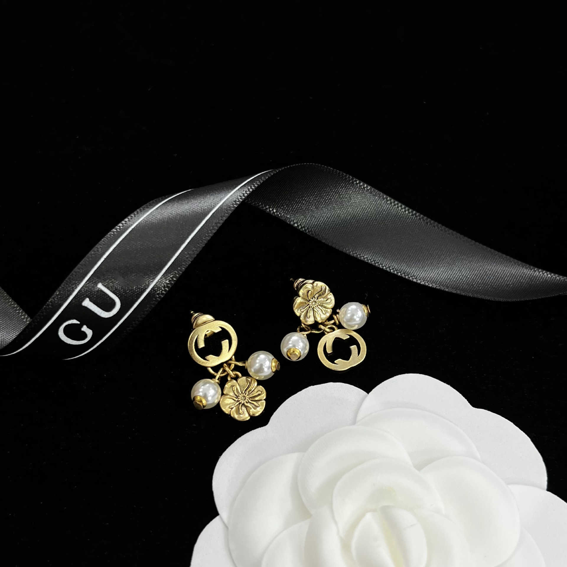 80% zniżki na 2023 NOWA Luksusowa wysokiej jakości biżuteria modowa na nowy naszyjnik Pearl Płatek Naszyjnik damski podwójnie blokujący bransoletka