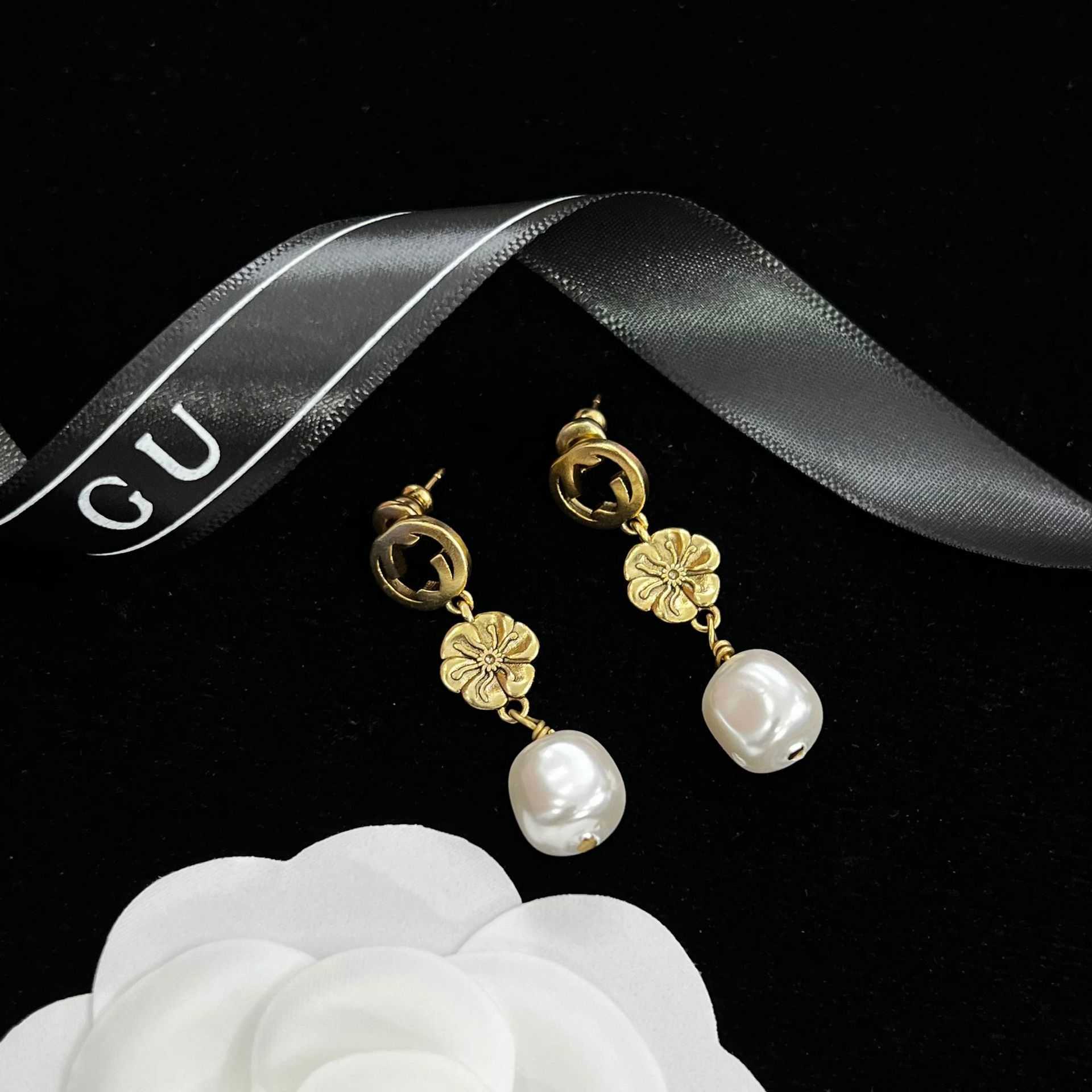 95% rabatt på 2023 Nya lyxiga högkvalitativa modesmycken för nya halschain Pearl Petal Halsband Kvinnors dubbla sammanlåsande armband Tasselörhängen