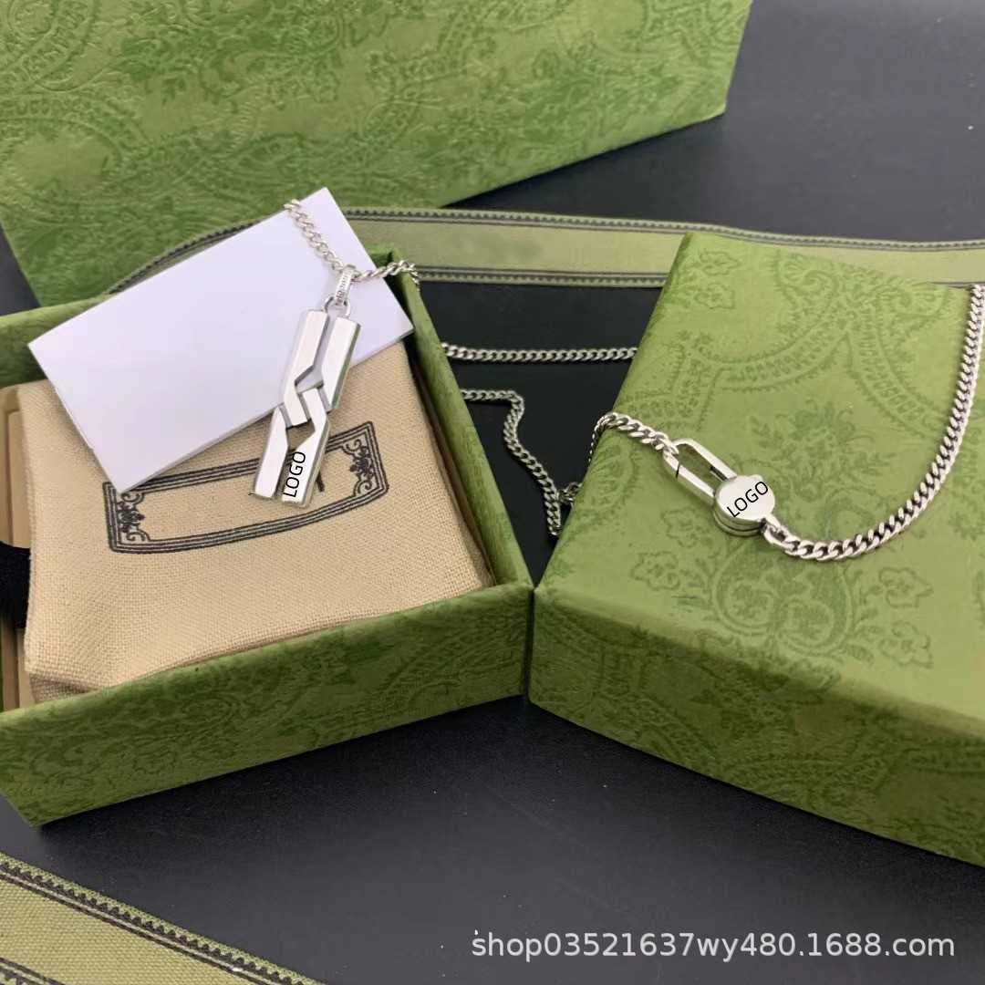 20% rabatt på alla artiklar 2023 Nya lyxiga högkvalitativa modesmycken för Sterling Silver Interlocking Strip Halsband Personlighet Cool Lång krage kedja