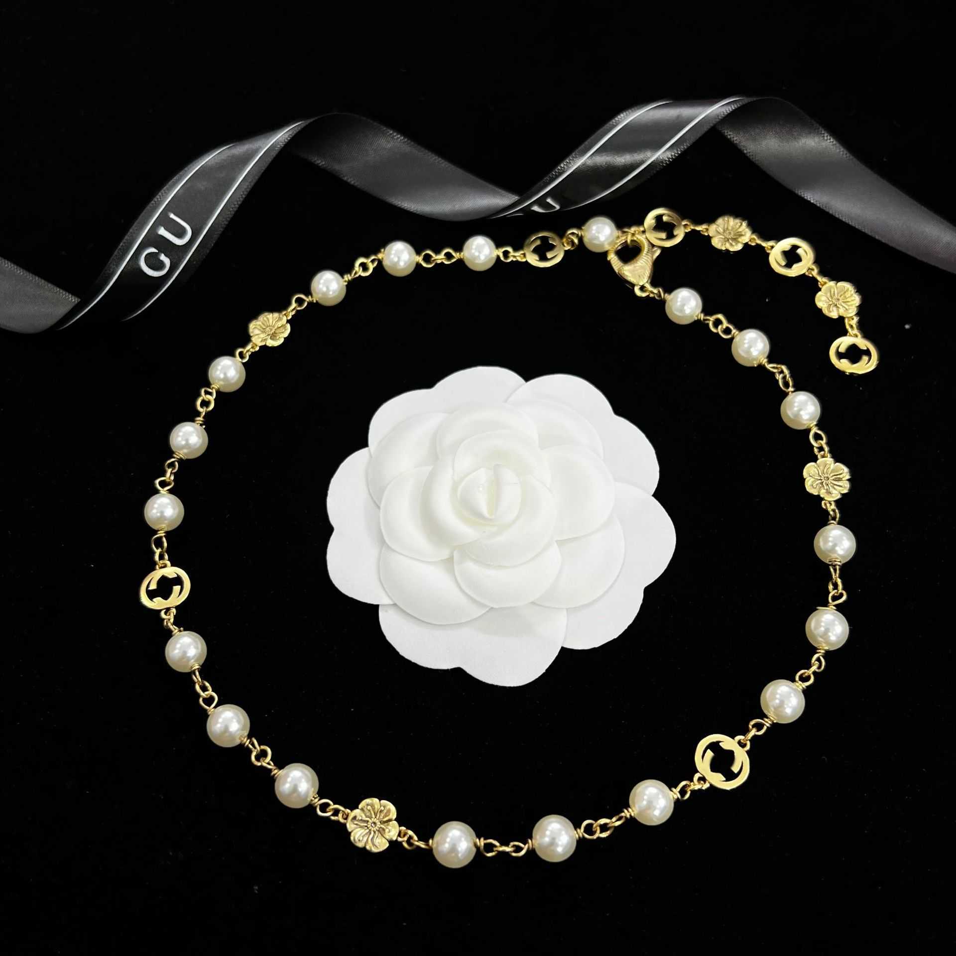 20% de rabais 2023 Nouveaux bijoux de mode de haute qualité de luxe pour new colacon perlé peint collier de bracelet à deux boucles d'oreilles à double verrouillage féminin