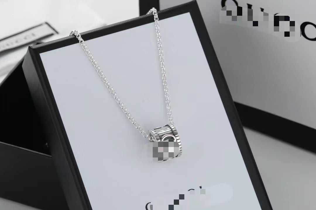Usine de gros 2023 Nouveaux bijoux de mode de haute qualité de luxe pour collier de perles à double engrenage classique fait de vieux ins Wind Stripe Ring Valentine's Gift