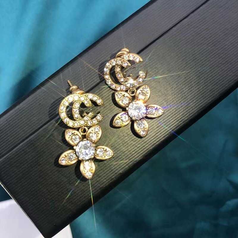 70% OFF 2023 Nouveaux bijoux de mode de haute qualité de luxe pour la nouvelle double femelle / pétale de diamant sertie de boucles d'oreilles de style série rouge Tiktok Net Red Series