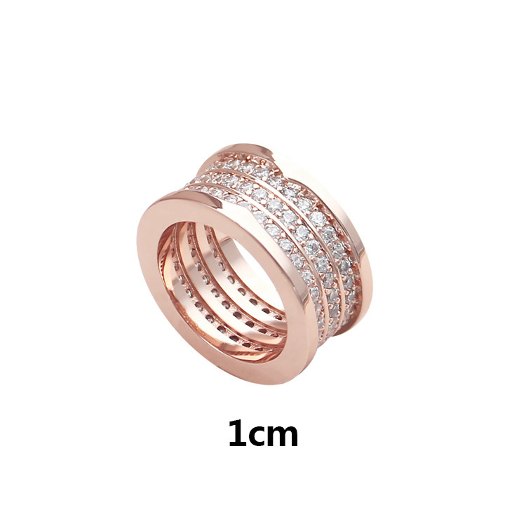 Europe Amérique Mode Style Bague Hommes Dame Femmes Titane Acier Gravé B Initiales Paramètres Trois Cercles Diamant Amoureux Anneaux US250S