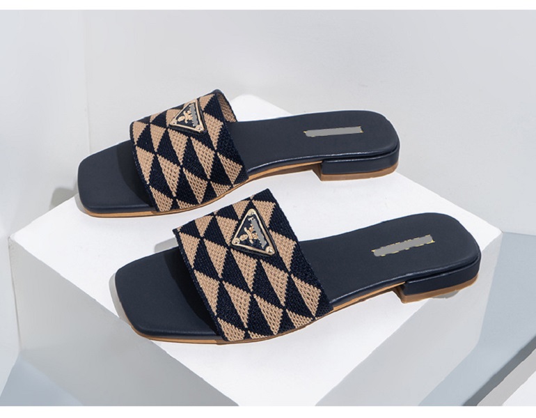 Neue Mode Frauen Pantoffeln Sandalen gestickt Dreieck Designer rutscht lässige Low-Heel-Check-Pantoffeln Luxus Frauen Slipper Beach Outdoor Home Shoes Schuhe