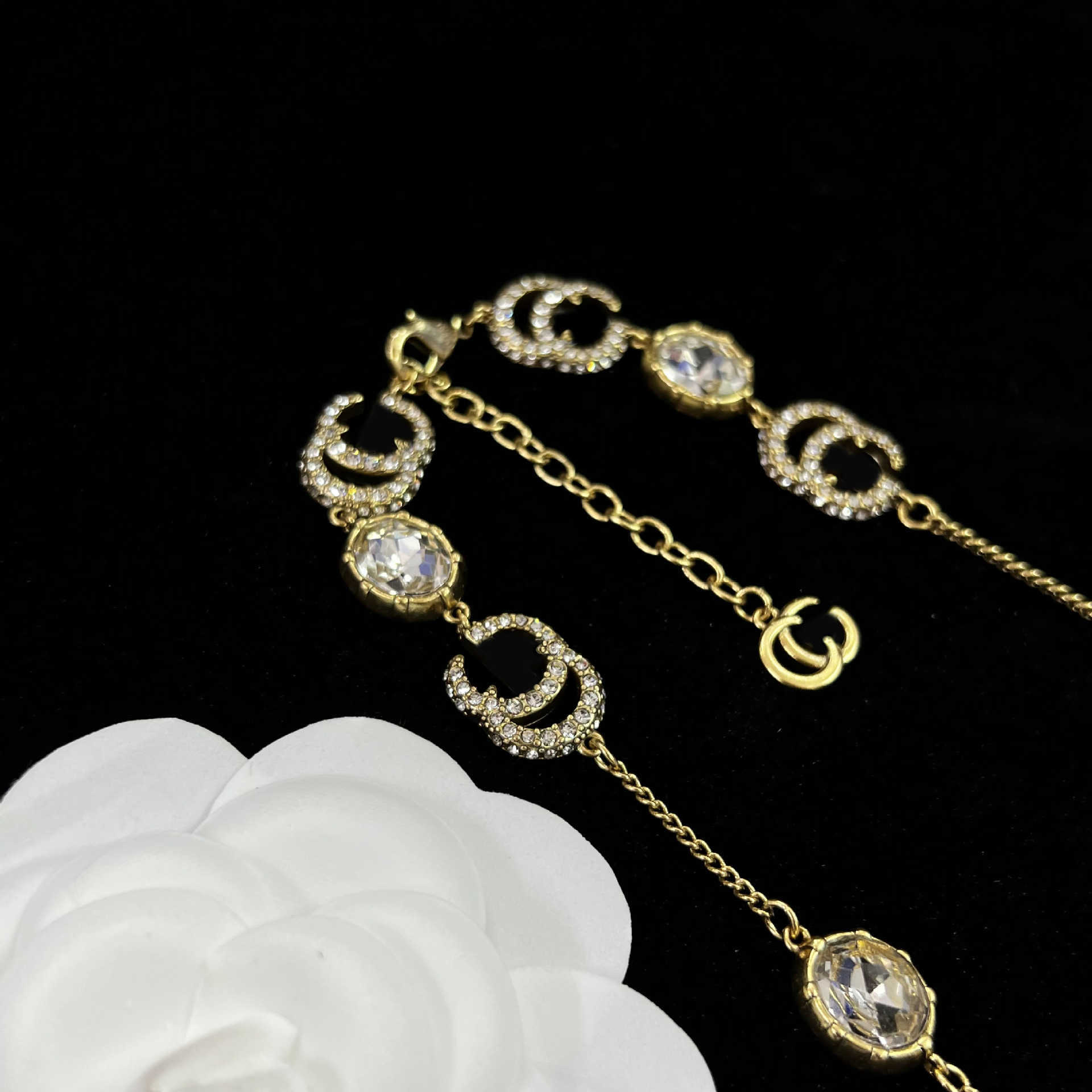 60% OFF 2023 Nouveaux bijoux de mode de haute qualité de luxe pour le nouveau collier de princesse douce en strass noir et blanc ancienne famille double chaîne de clavicule sens élevé