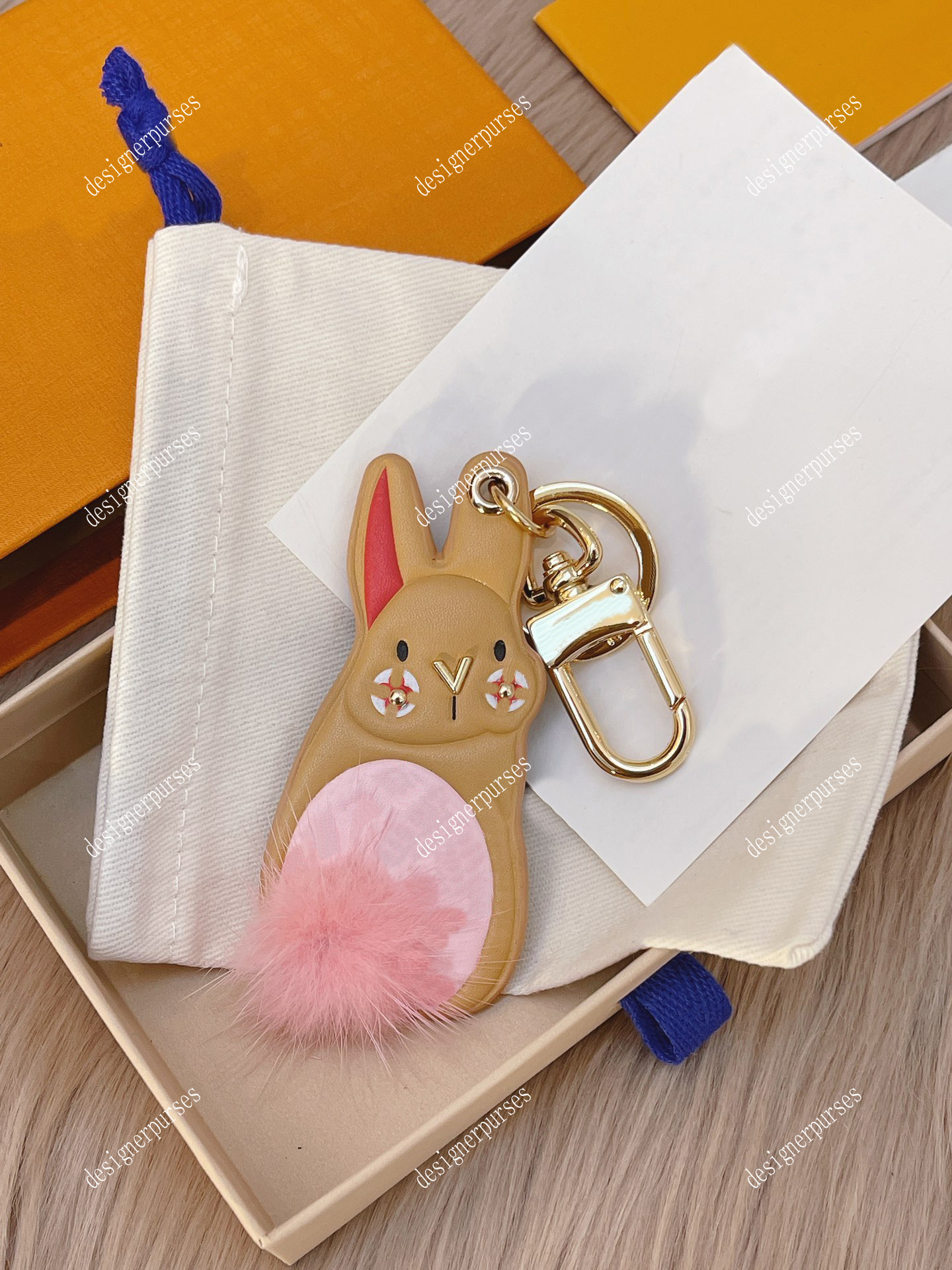 Tz Luxury Designer KeyChain Little Rabbit Key Buckle Söt rosa svans unisex Fashion Classic varumärke Brevblomma Design Gold Keychai246G