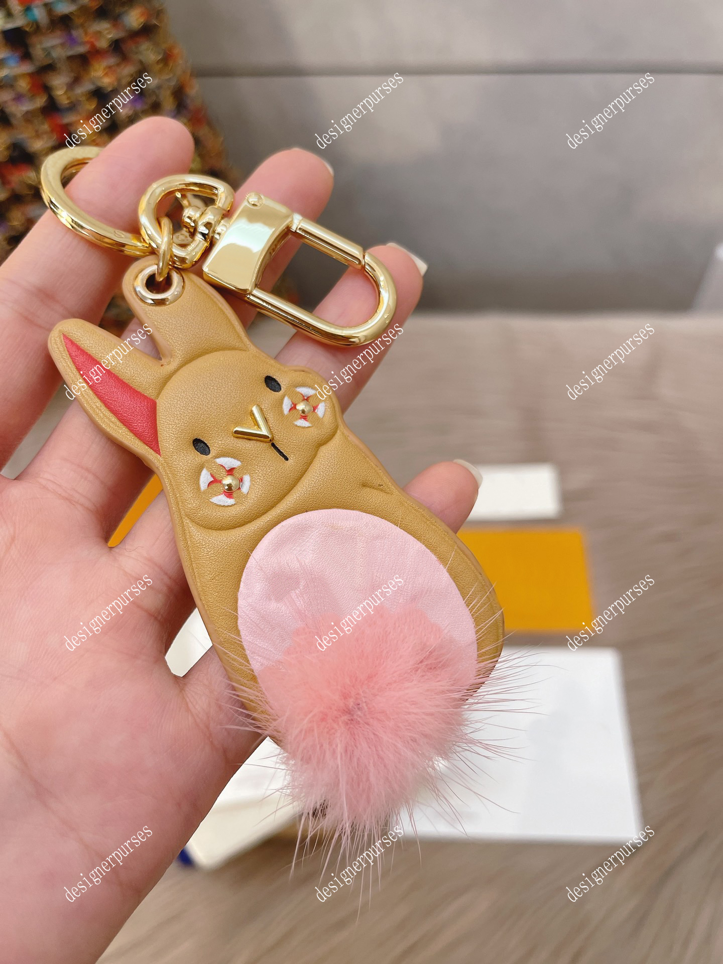 Tz Luxury Designer KeyChain Little Rabbit Key Buckle Söt rosa svans unisex Fashion Classic varumärke Brevblomma Design Gold Keychai246G