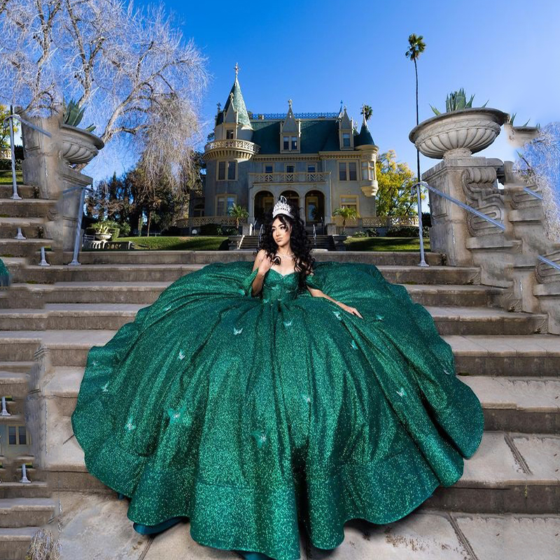 Emerald Green Quinceanera Dress Pissined Ruffled bollklänning glittrande Söt 16 år med Bow Princess Dresses i 15 år Vestidos