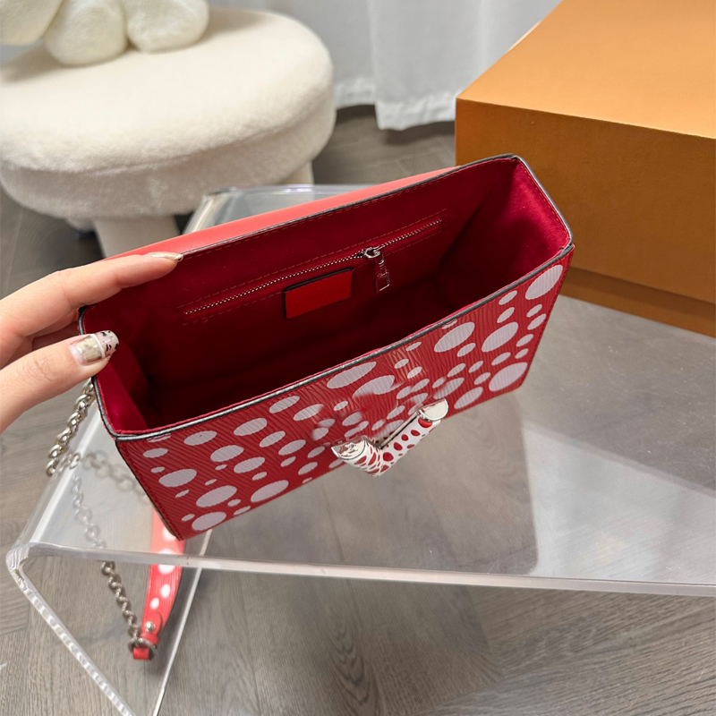 Kvinnor prick handväska designer axelväskor capucines bb luxurys designers röda handväskor crossbody plånbok med kedjekoppling ryggsäck gul