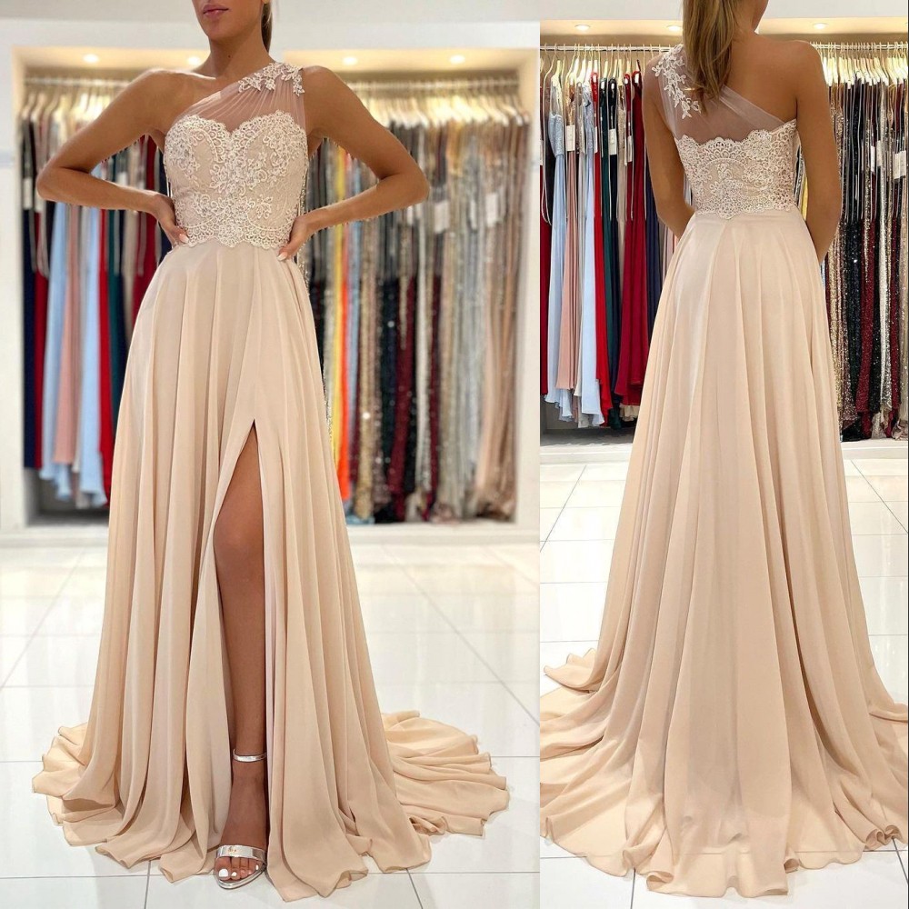 2023 Simple Arabic Bridesmaid Dresses For Weddings Long Champagne One Shoulder Illusion Lace Appliques Chiffon Side Split Party Sweep Train Maid Honor Gowns