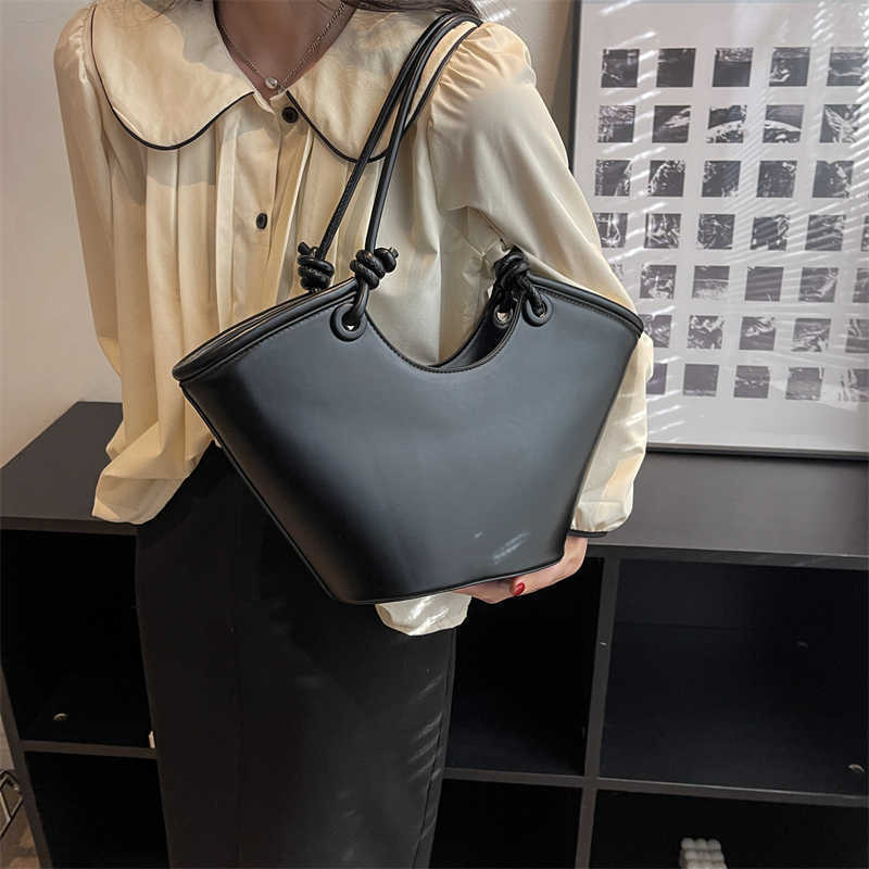 Grote draagtassen voor vrouwen 2023 Spring trend vrouwelijke solide vintage schouderzijdige tas lady handtassen met korte handvat