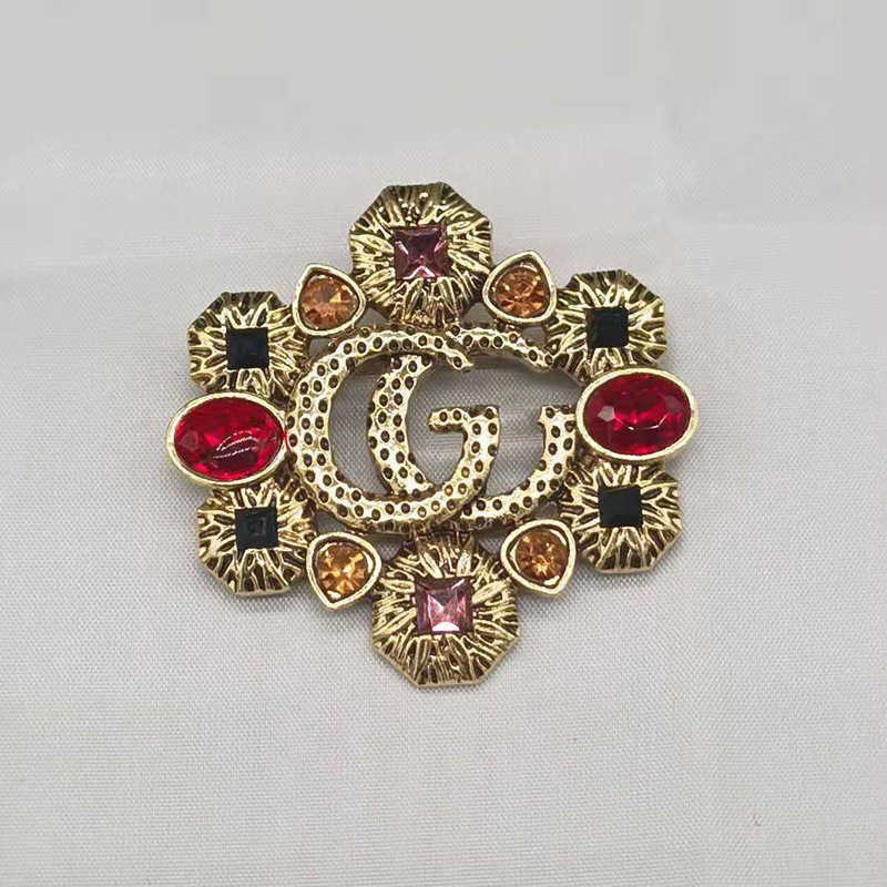 Família Broche medieval de diamante de cor clara Família vintage French Temperment Palace Style Accessories Ins Blogger Luxury Ornament