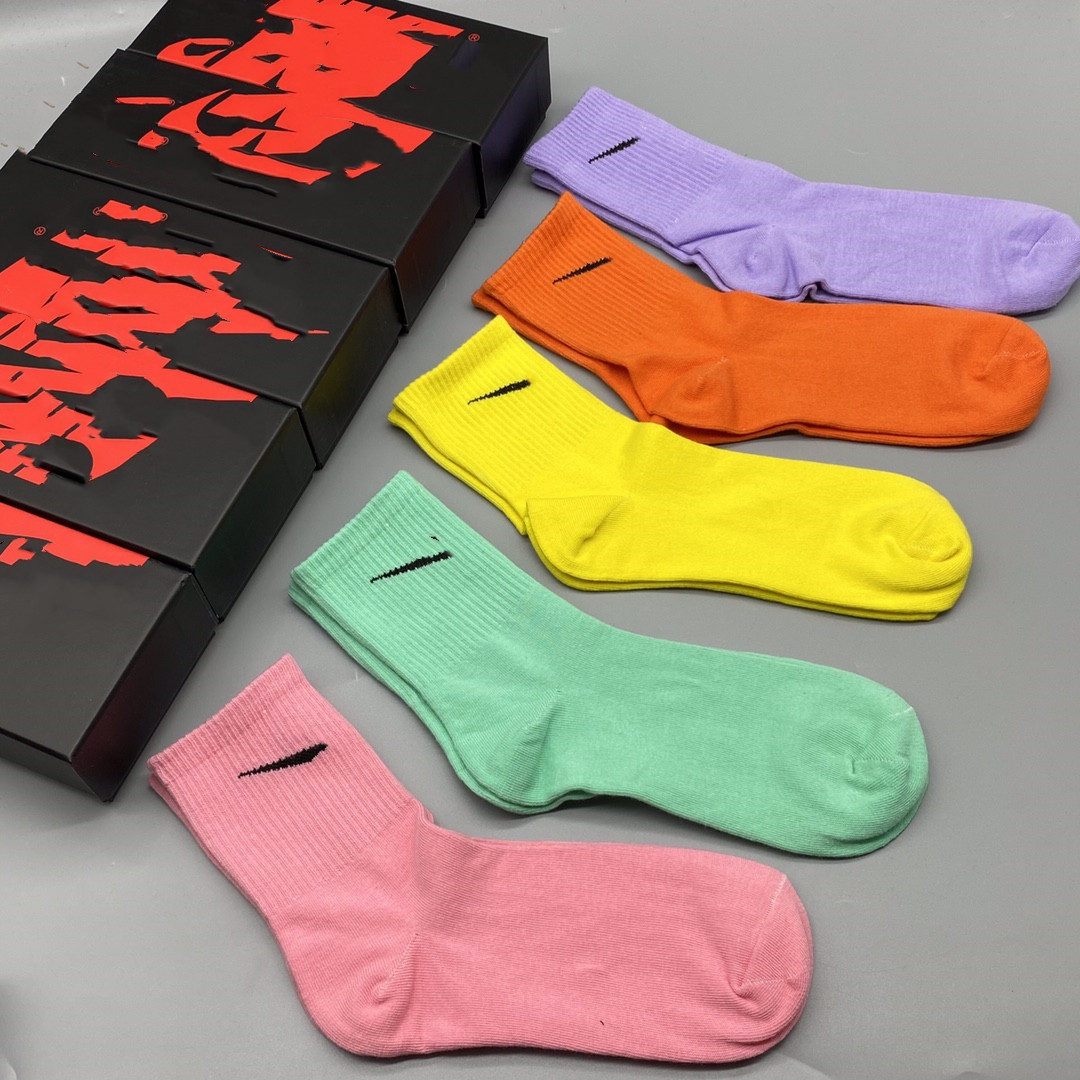 Socken Männer und Frauen gleicher Stilpaar Sport Hook Street Baumwollsocken Schwarz-Weiß-Freizeit-Röhrchen-Socke Großhandel