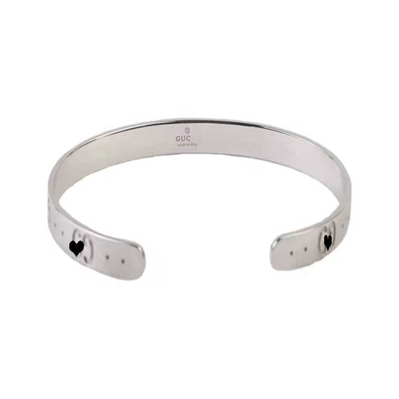 20% rabatt 2023 Nya lyxiga högkvalitativa modesmycken för ny stereo cool stil armband guld och silver tvåfärgade älskare