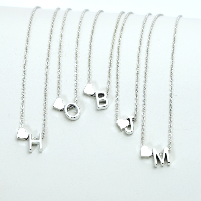 Bulkprijs liefde 26 letters hanger kettingen dames perzik hoor gouden zilveren sleutelbeen ketting ketting met gif -kaart