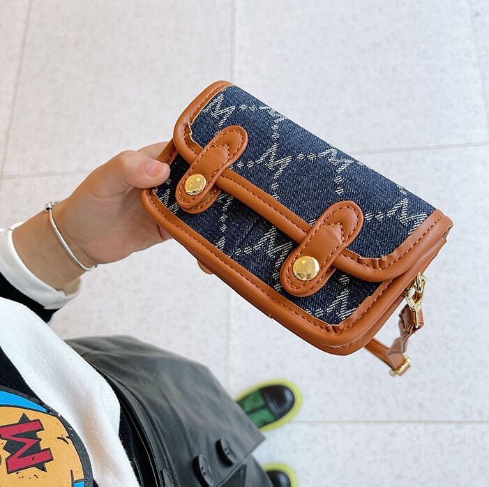 2023 Girl handtassen mode een schoudertassen kind schattige brief casual draagbare messenger accessoires tas kinderhandtas