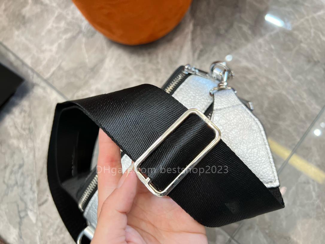 Silver casual camera bag, messenger bag, shoulder bag, wide shoulder strap, simple and atmospheric design, cosmetic bag Double zipper 19 * 12.5CM