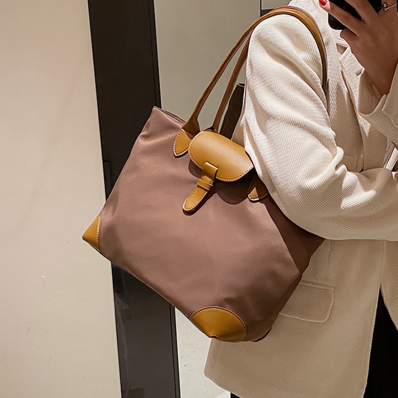 Large capacity fashion Tote bag 2023 new trend portable fashion simple women's bag leisure solid color single shoulder bag