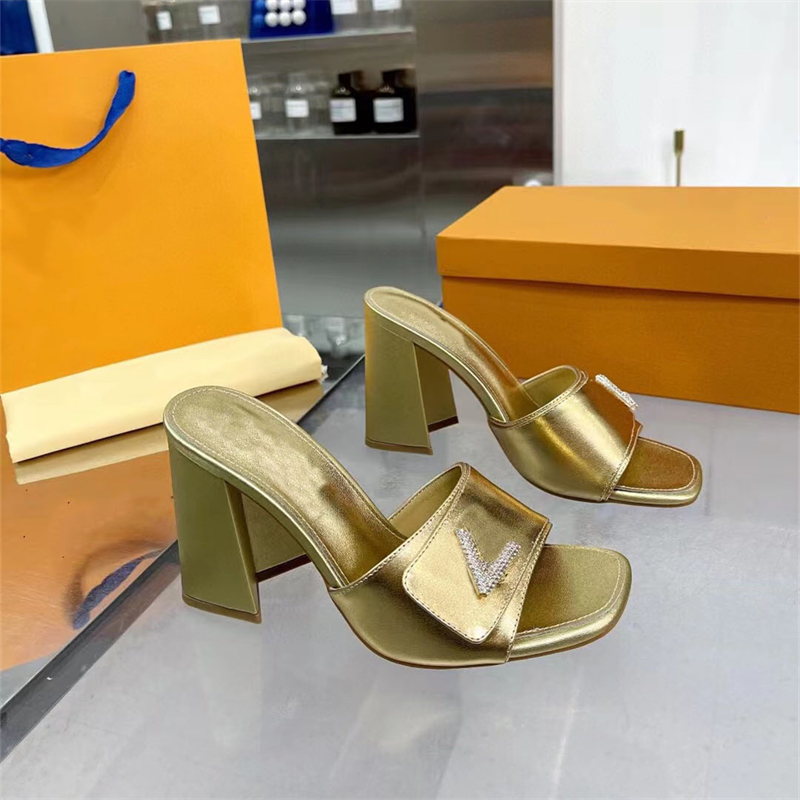 Pantofole da donna di marca con tacco alto estate nuovi prodotti in pelle sexy sandali con fibbia in strass e diamanti tacco spesso 9,5 cm tacco 35-43