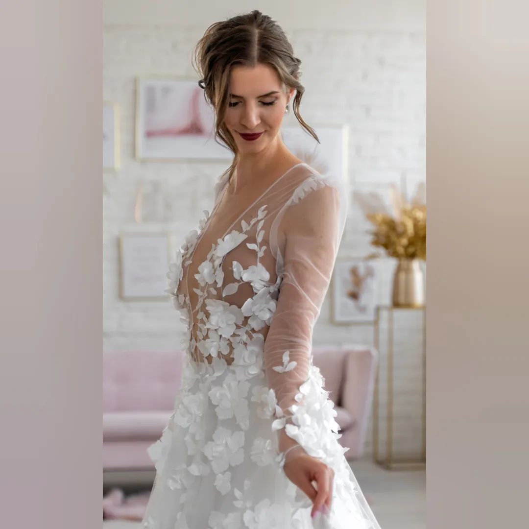 Unique A-line Wedding Dresses Deep V-neck Transparent Long Sleeve 3D Flower Applicant Tulle Backless Floor Length Custom Made Plus Size Bridal Dress Vestidos De Novia