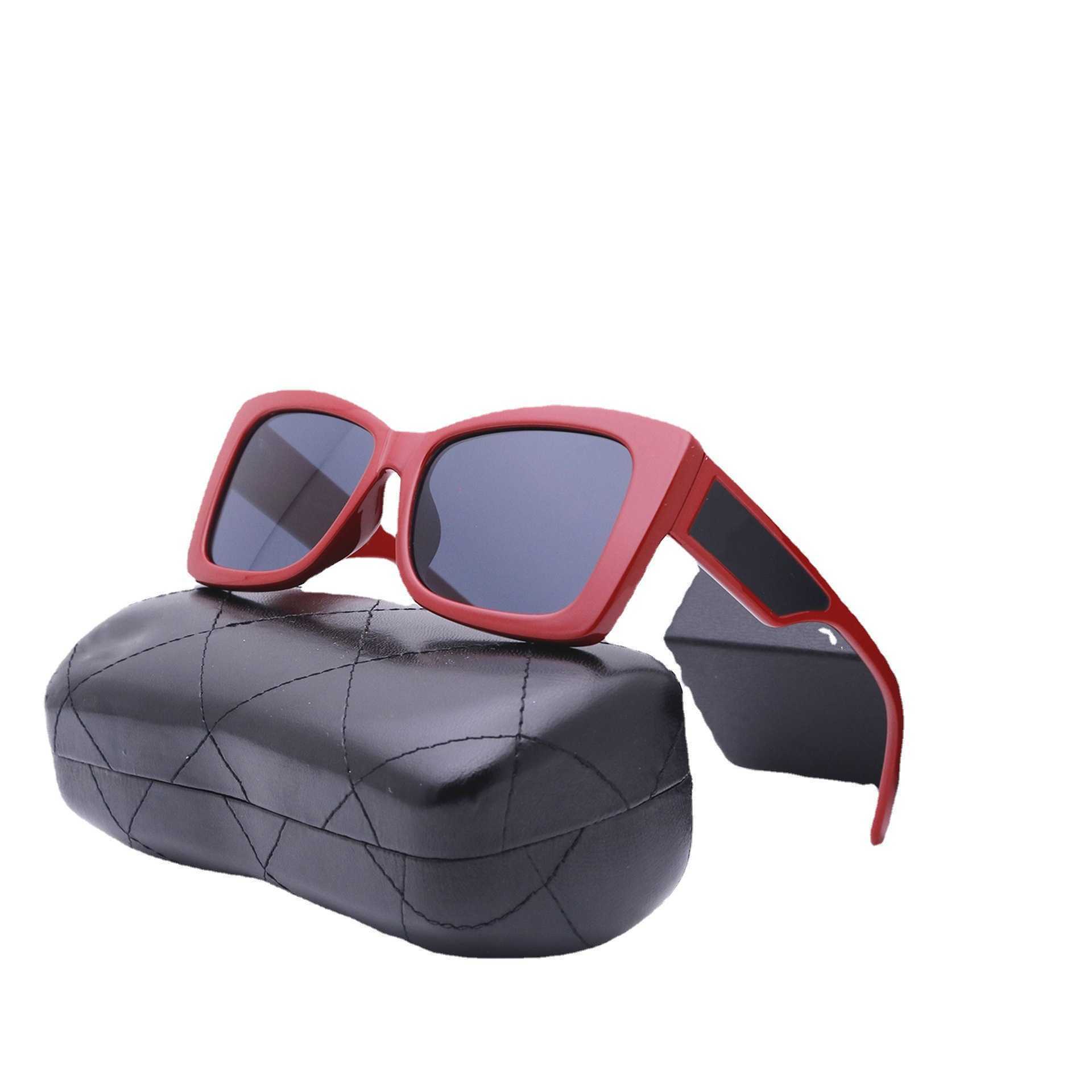 2024 Luxury Designer Off Luxury Designer Nya herr- och kvinnors solglasögon utanför Overseas Street Shooting Travel Fashion Glasses 6052