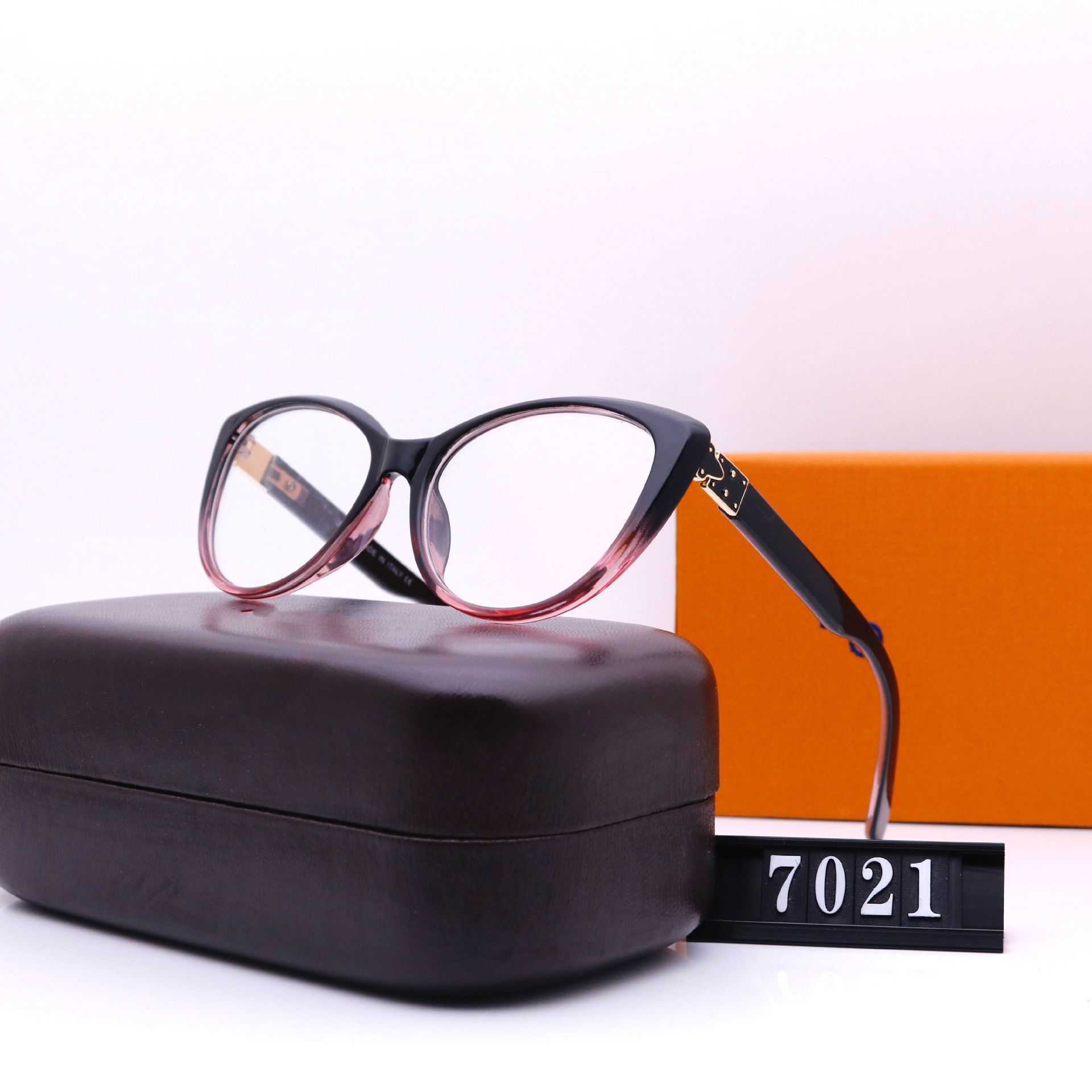 2024 Designer de luxe au large de concepteur de luxe Nouveaux lunettes de soleil pour hommes et femmes au large des lunettes de la lentille plate du cadre mobile masculin à l'étranger peuvent être équipés de myopie 7021