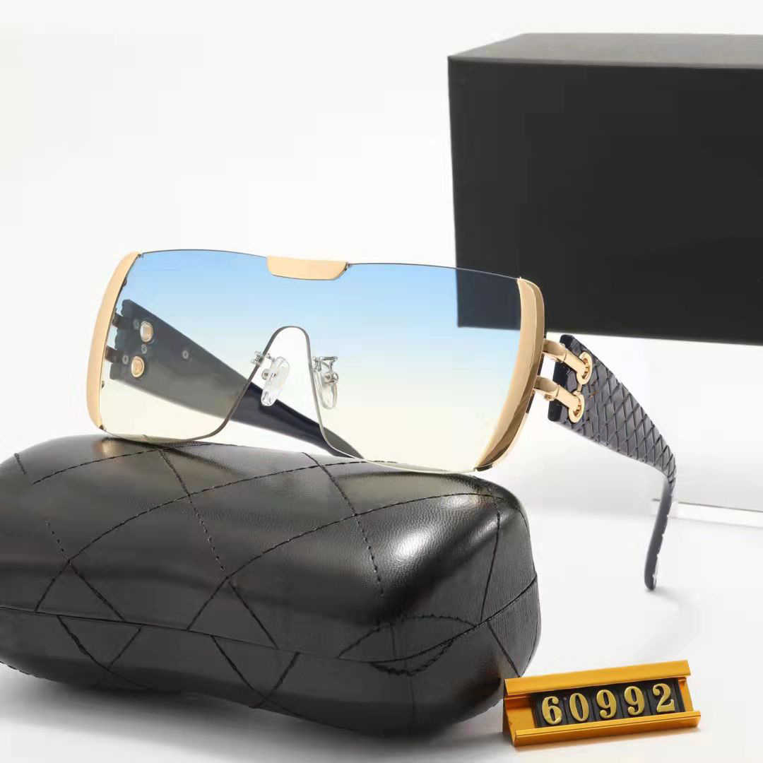 2024 Designer de luxe au large de luxe créatrice des lunettes de soleil masculines et femmes au large de la photographie de rue extérieure de la rue extérieure à l'étranger P60992