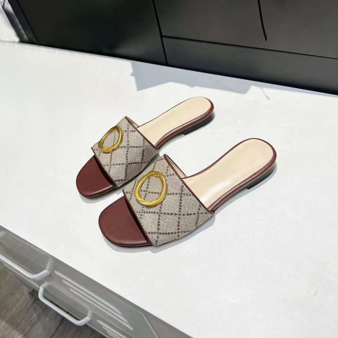 مع Slippers مصممة الصناديق النساء مثقبة الشعار منصة على منصة البغال المطاط