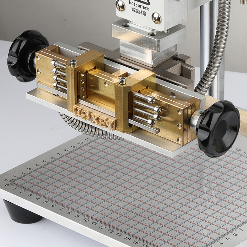 2 Axis Snabb Ersätt teckensnitt Lokaler Folie Hot Stamping Machine Bronzing Device för lädermanual Embionser med Positioning Slider