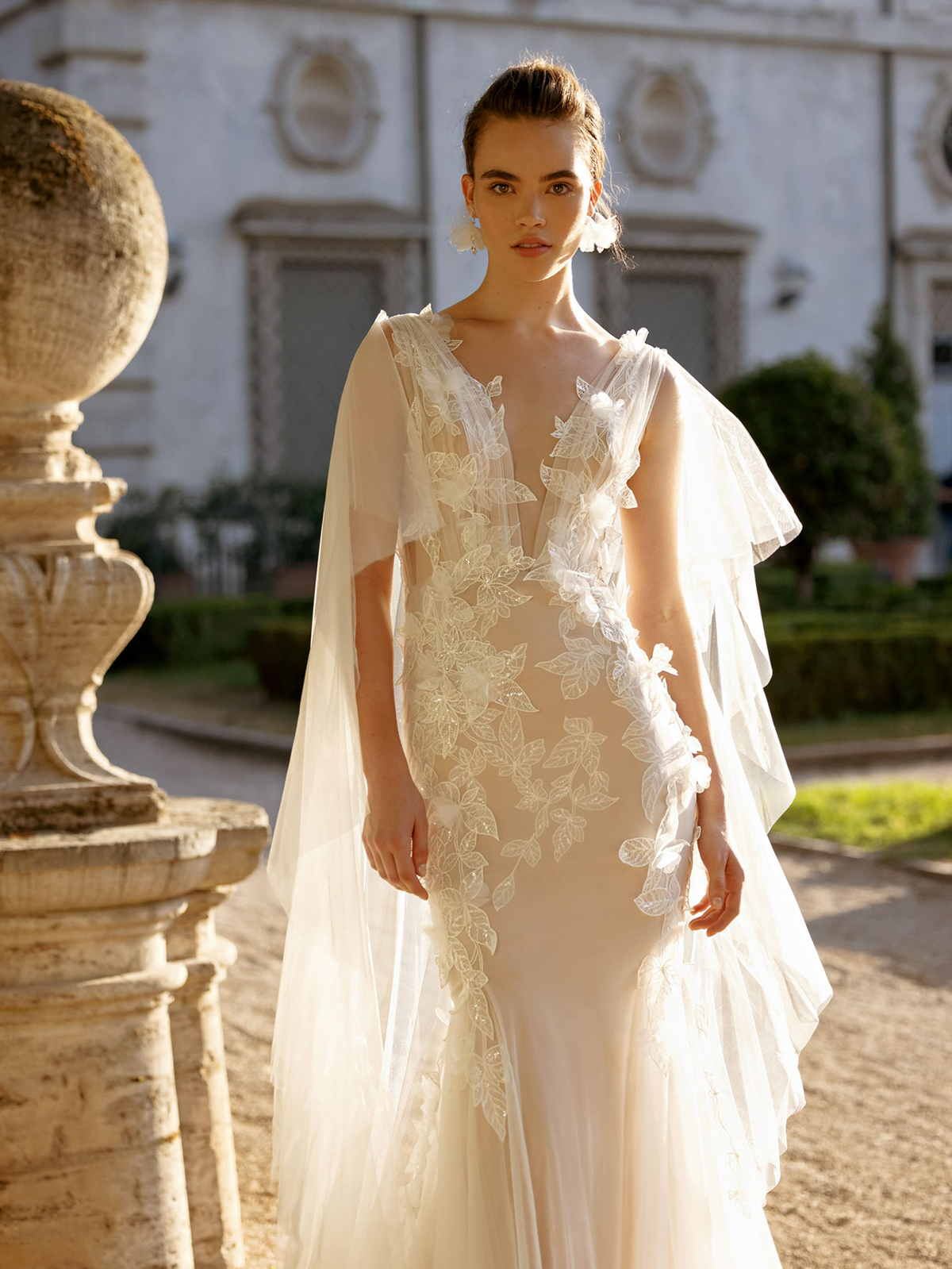 Strand-Sommer-Meerjungfrau-Hochzeitskleider mit tiefem V-Ausschnitt, Blumen-Applikationen, rückenfreies Brautkleid, elegante Brautkleider