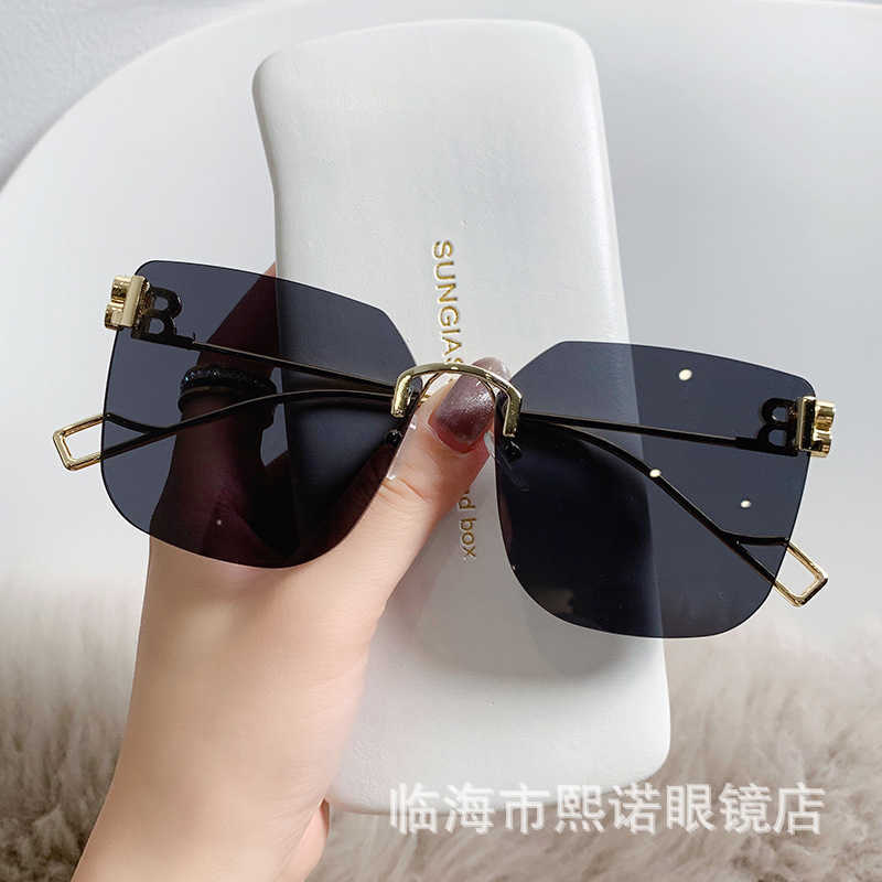 2024 Designer de luxe au large de Luxury Designer New Men's and Women's Sunglasses au large de la famille sans cadre Cut Edge Fashion Net Metal rouge grand