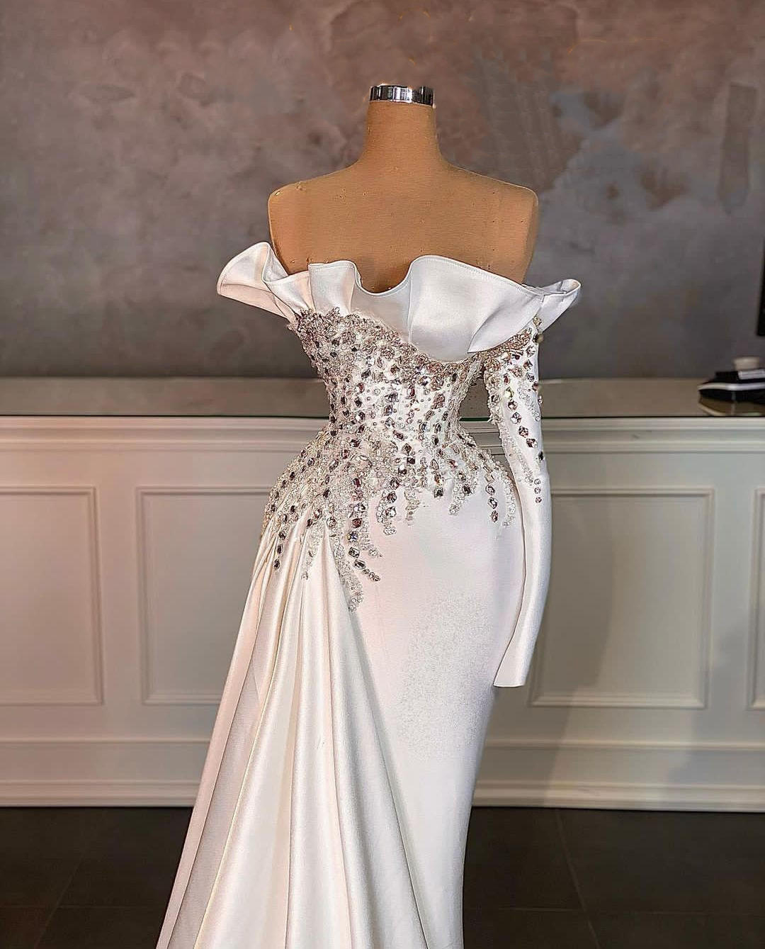 Eleganckie sukienki wieczorowe syreny jeden z długim rękawem Bateau Appeade Applique Ceiquins Satynowe Diamenty Diamonds Sukienki balowe sukienki Formalne suknie plus wielkości sukienki imprezowe