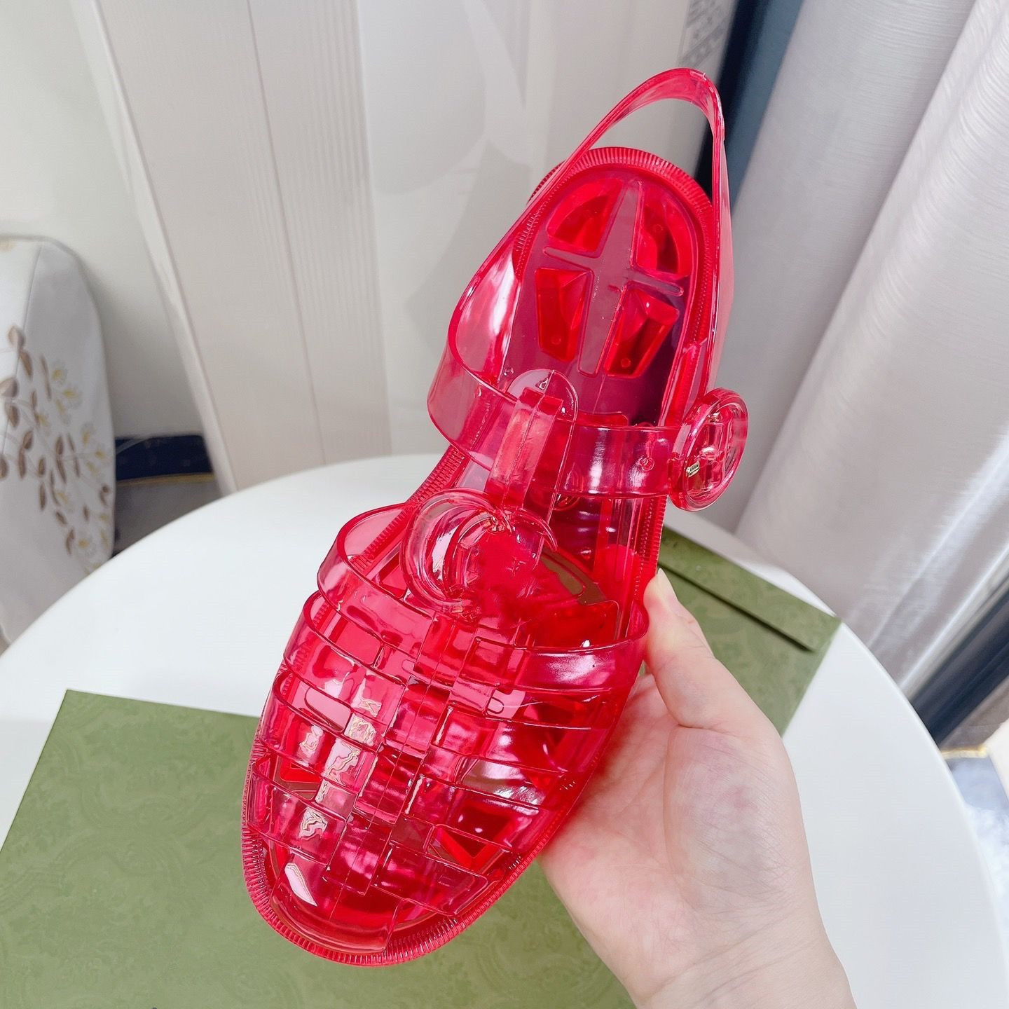 lüks Tasarımcı Kadın Sandalet Jöle Sandalet Terlik Sandalet Lastik Ayakkabı Parmak Arası Terlik şeker Şeffaf şeffaf Kadınlar Çift G Düz Toka Plaj Roma ayakkabıları Kırmızı 35-42