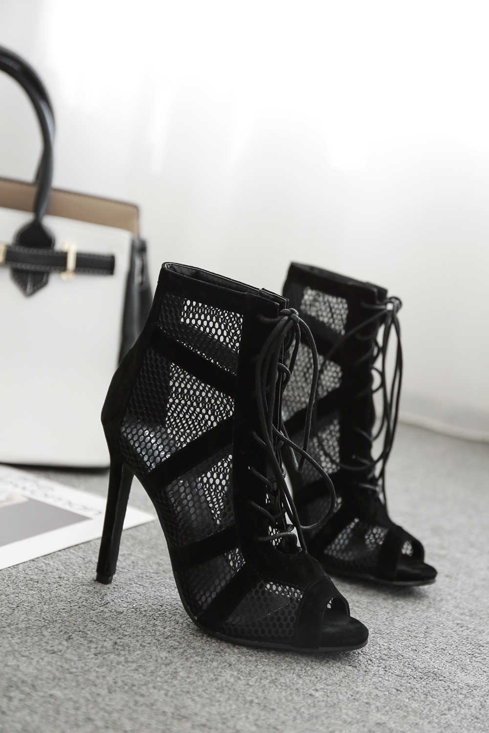 Sandały Nowy pokaz mody Black Net Suede Fabric Pasek krzyżowy Seksowne wysokie obcasy Sandały Kobiety Buty Pumpy Lace-Up Peep Stop Sandals