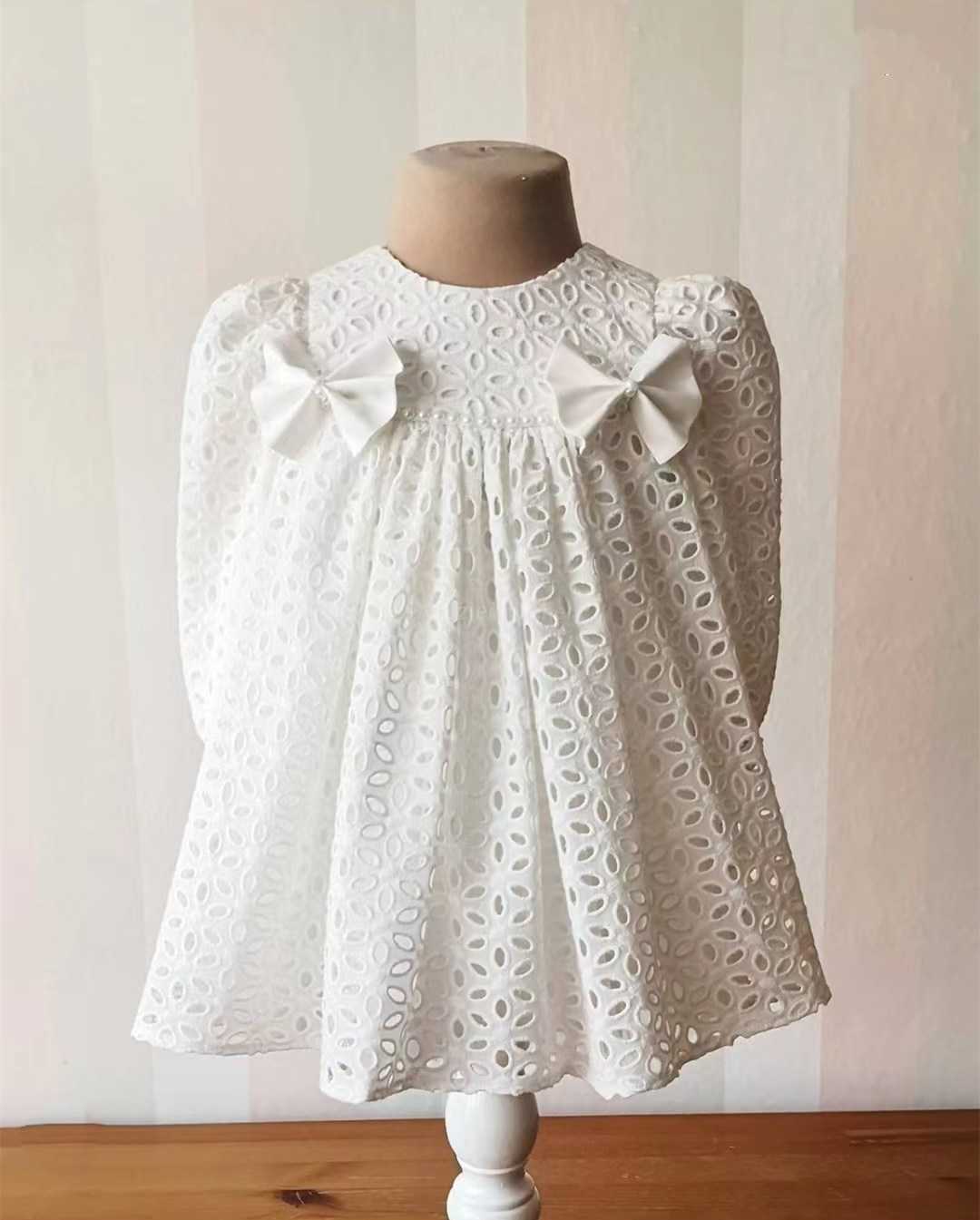 Flickans klänningar 0-10Y Baby Girl Summer White Cotton Hollow Flower Princess Dress For Casual Holiday Baptism Birthday Wedding W0314