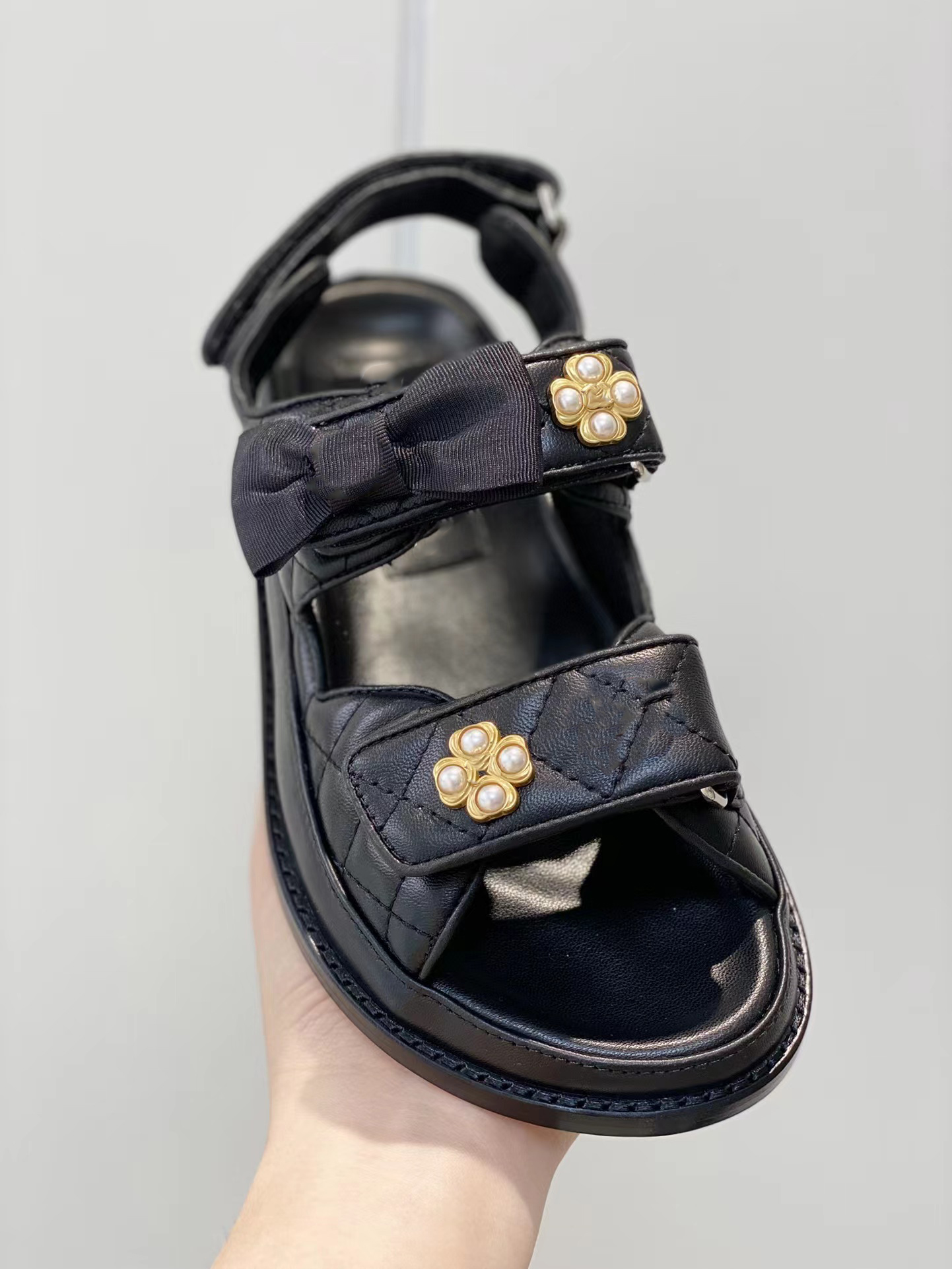2023 Czarno-biała skórzana luksusowe sandały tatusia damskie pantofel mężczyzn slajdów skórzane sandały damskie hakowe buty 35-42 z torbą pudełkową i
