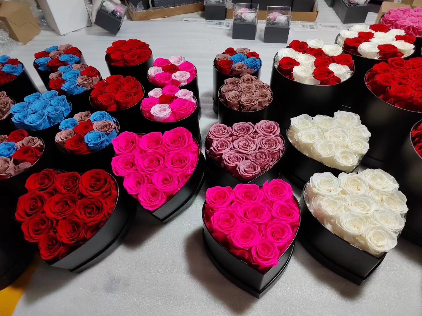 Вечеринка поставки вечная роза в коробке сохранившихся цветов Rast Rose с подарками на День Святого Валентина. Лучший подарок на День Матери