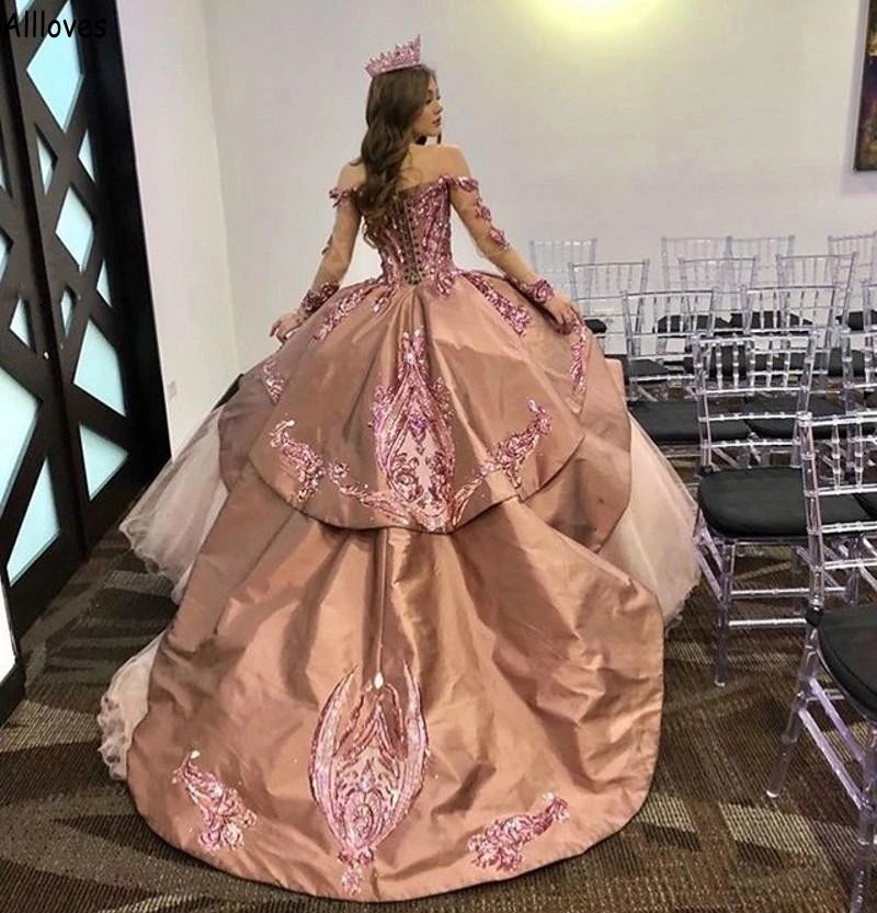 Dusty Pink Princesse Quinceanera Robes Avec Illusion Manches Longues Or Rose Paillettes Appliques Puffy Sweet 16 Pageant Robe À Niveaux Formelle Soirée De Bal Robes CL2040